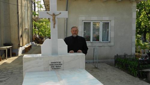 În curtea bisericii