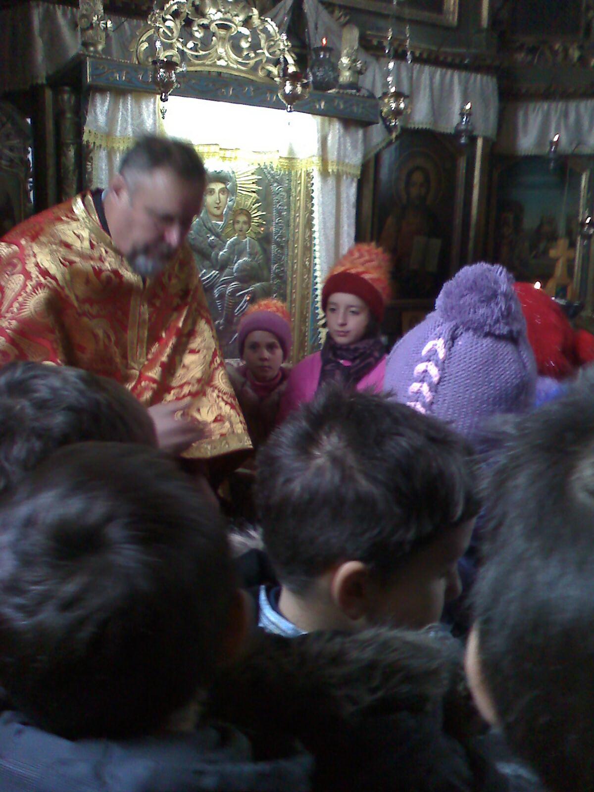 Preotul în mijlocul copiilor