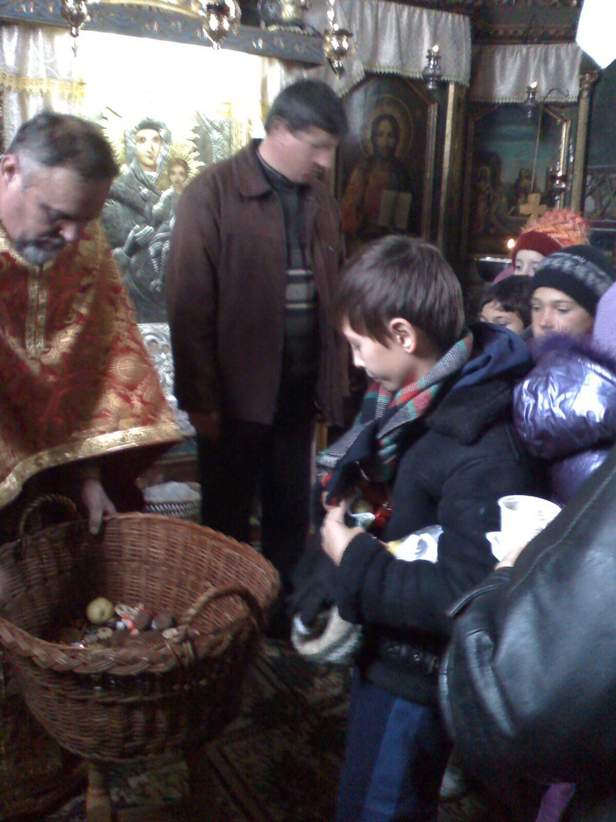 Împărțind daruri la copii